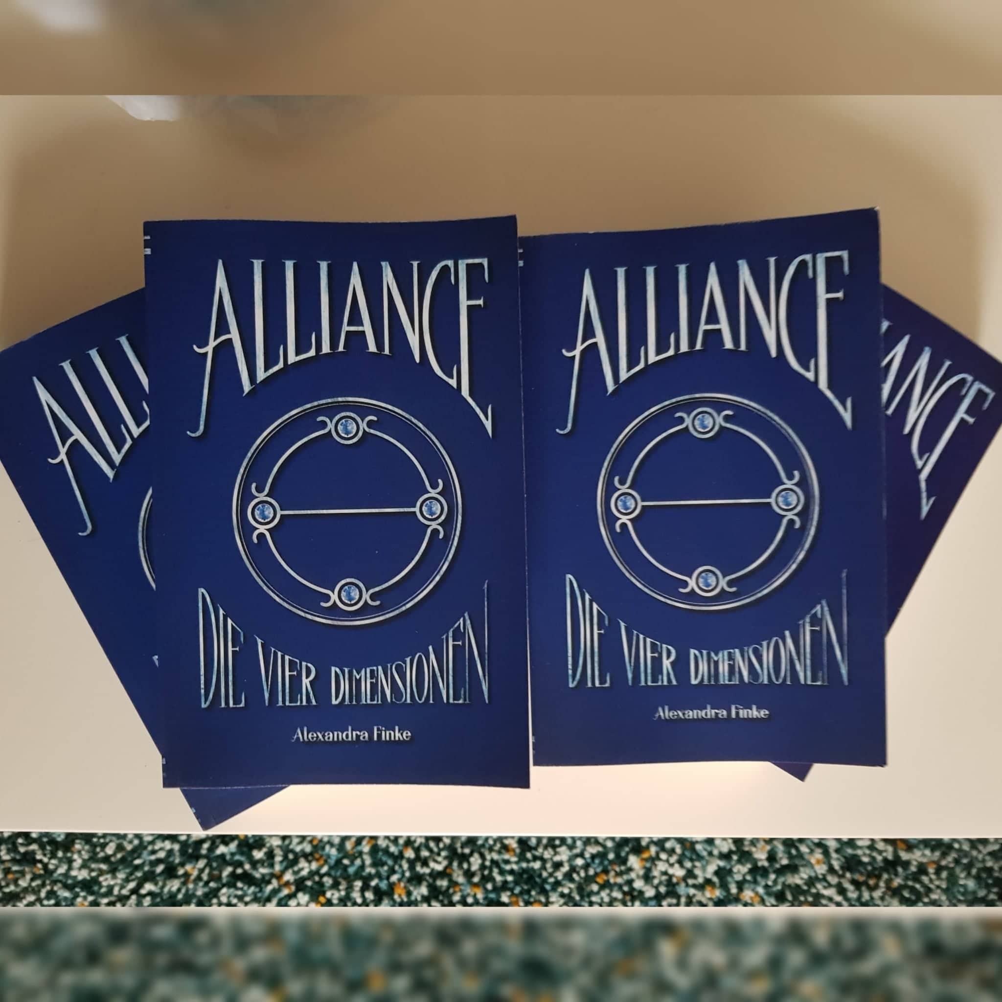 Vier Exemplare von "Alliance: Die vier Dimensionen"